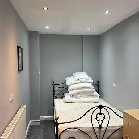 Spacious 3 Bedroom Ground Floor Flat * Leeds (West Yorkshire)