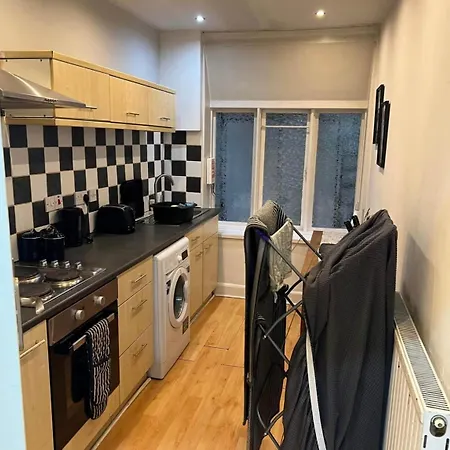 Spacious 3 Bedroom Ground Floor Flat * Λιντς